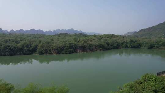 山林环绕的碧绿湖水自然风光全景