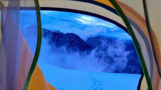 攀登川西雪山登山者帐篷外的日出风光