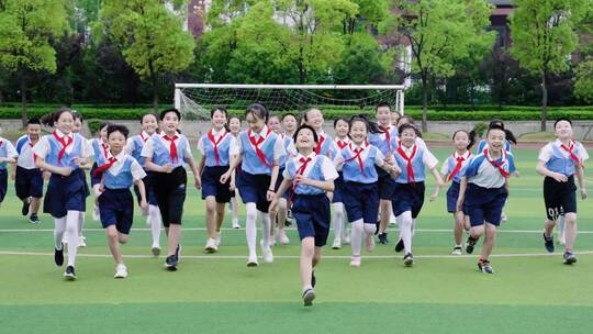 学生奔跑 奔跑 奋斗 励志 激情 笑脸