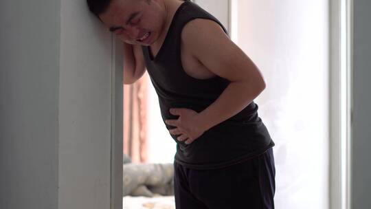 肚子疼胃肠病发作的中年男人视频素材模板下载