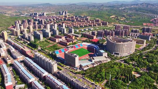 河北张家口市下花园区鸡鸣山脚下的城镇全景