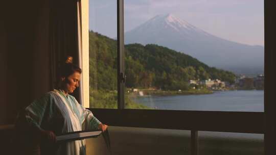 雪山旁在传统日本服装上系腰带的女人