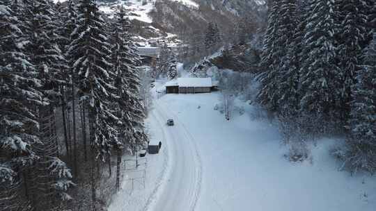 冬天雪后森林道路航拍