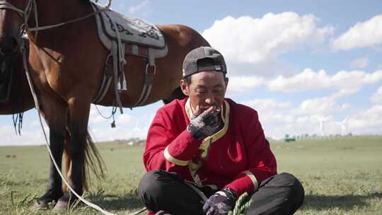 牧民在草原用马粪生火