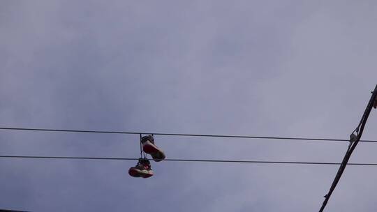 鞋子挂在电线上空的飞机