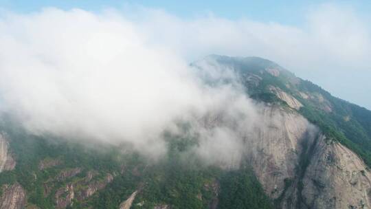 云雾中若隐若现的崖壁山