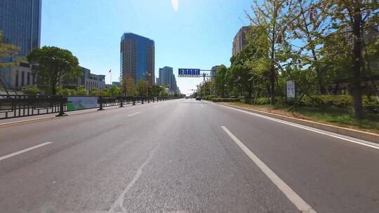 驾车乘车行驶在江西九江城区道路
