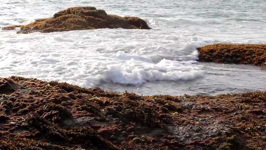 海浪拍打海边岩石、海浪冲击沙滩