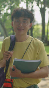 年轻亚洲学生的肖像视频素材模板下载