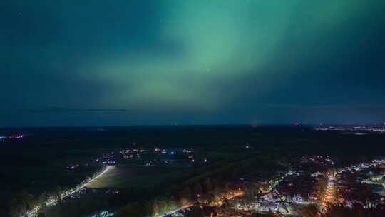 城市上空的北极光视频素材模板下载