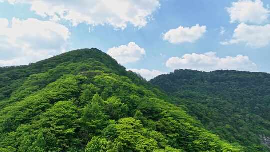 广袤蓝天下的大山/4K航拍/空镜头