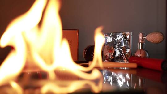 火焰在钻戒和钻戒盒前面燃烧视频素材模板下载