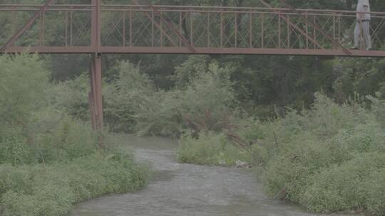 居住在山里的人过河经过小桥LOG视频素材模板下载