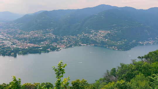 科莫湖全景俯瞰科莫湖和周围的意大利村庄景