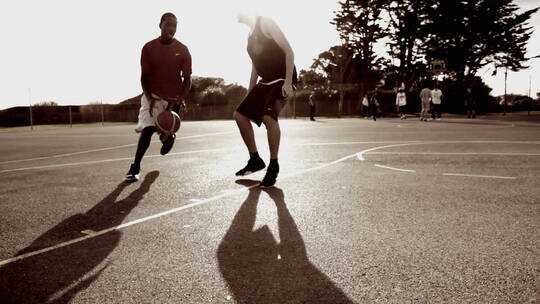 两个男人在打篮球