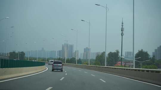 汽车行驶在城市道路车流交通车辆车窗外风景