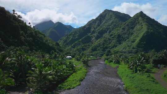 河流穿越高耸的山峰火山峰Teahupoo