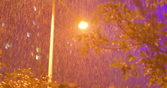 夜晚下雨雨景