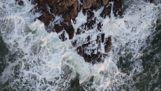 航拍俯瞰威海金海湾山庄岸边的海浪4K