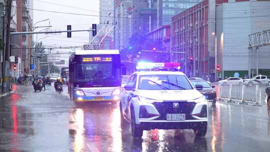 雨天城市街道公交车