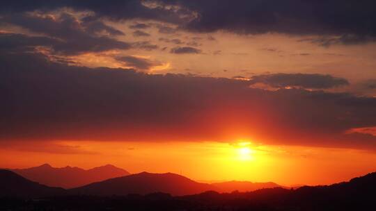 群山日落延时唯美乡村夕阳黄昏傍晚天空云朵