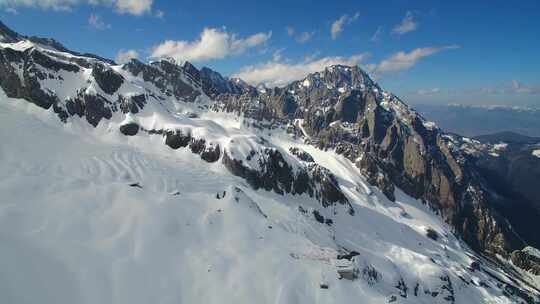 航拍云南丽江玉龙雪山蓝天白云积雪山峰视频素材模板下载