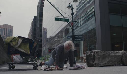 一个乞丐坐在街边