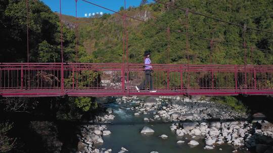 4k云南风光视频腾大山河谷间的吊桥女游客