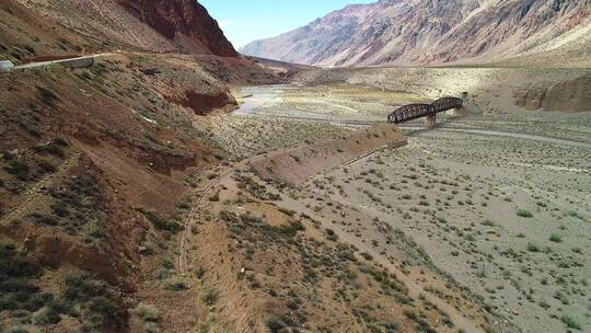 无人机拍摄横跨河谷的铁路桥