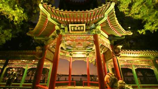 北京颐和园长廊游廊古建筑灯光夜景视频素材模板下载