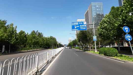 开车行驶在北京城市公路  大都市开车