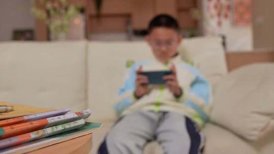 孩子过度玩游戏玩手机 青少年教育