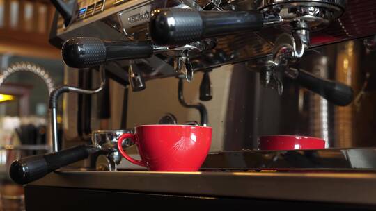 在咖啡店用机器煮咖啡特写镜头