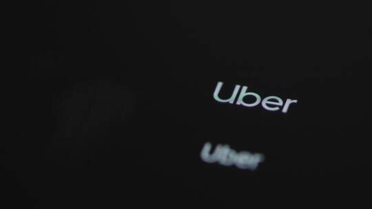 点击手机屏幕上Uber应用程序的特写镜头视频素材模板下载