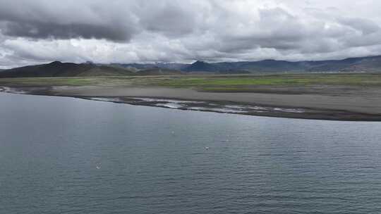 普莫雍措湖岸湿地风光