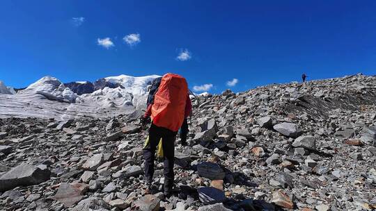 攀登四川第二高峰中山峰的登山队徒步冰塔林