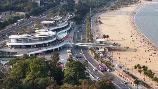 航拍珠海城市阳台与海边人流