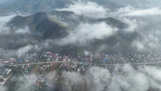 航拍千山山谷云雾村庄