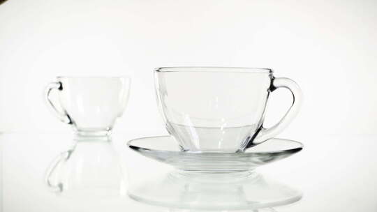 倒茶。茶倒入玻璃透明茶杯。喝茶时间。透明