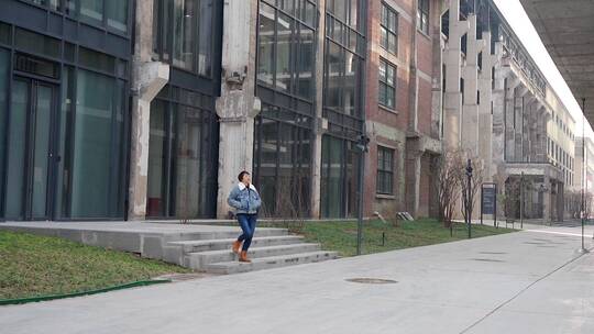 走在北京首钢遗址公园内的女性