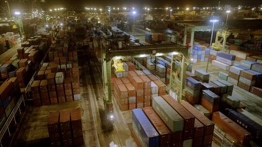 夜景忙碌的集装箱的江阴码头