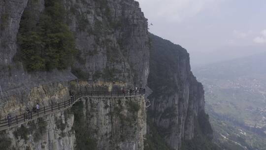 中国湖北省恩施大峡谷风景悬崖户外悬空栈道