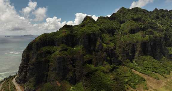 风景-航拍海边的山峰