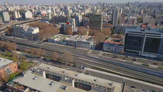 马德罗港水道的鸟瞰图，白天两侧有建筑物。多莉离开了