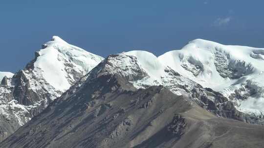 长焦下的西藏念青唐古拉山脉雪山山峰景观