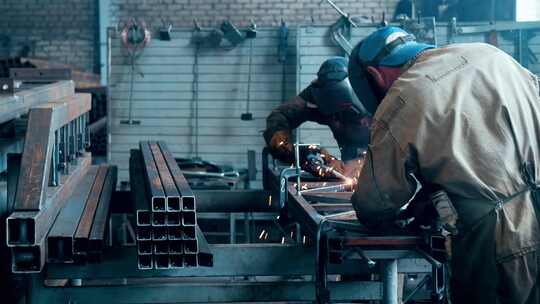 机械师在工厂将金属焊接在一起