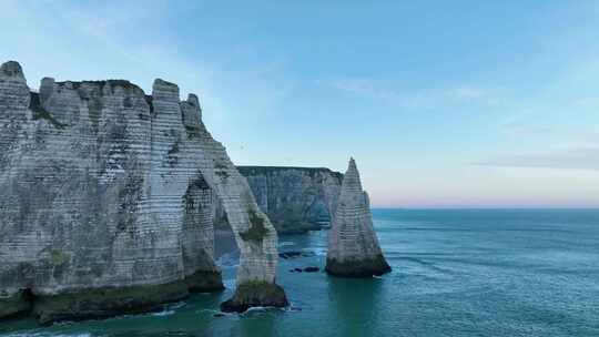 法国诺曼底Etretat悬崖Falaise的鸟瞰图。