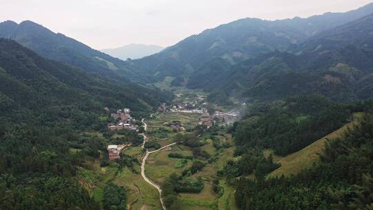 航拍桂林临桂区仁义村村庄大景前进