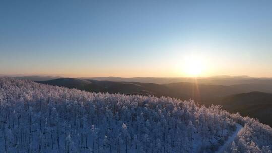 航拍逶迤山岭雪林雾凇夕照