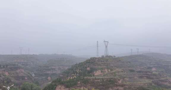 电网高压线塔 清晨 雾气 田野 大树木